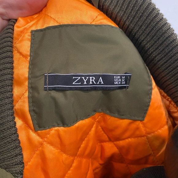 Bomber jacket in olive green size: M in excellent condition. Orange interior - Picture 6 of 10